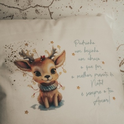 Almofada branca com veado e texto de Natal