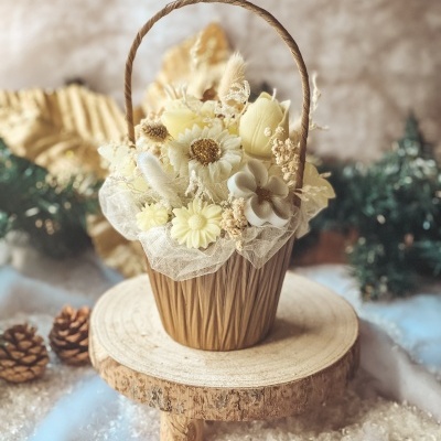 Cesto decorativo com flores secas em base de madeira