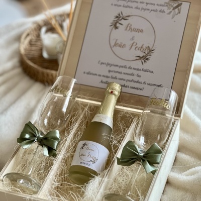 Conjunto de presente de champanhe personalizado com copos e mensagem dentro de caixa de madeira