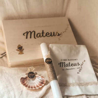 Conjunto de batismo com vela branca, concha decorativa, pano branco bordado e caixa de madeira personalizada.
