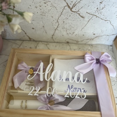 Caixa de presente de madeira com vidro contendo frasco, tecido com nome Alana e rolo, decorados com fita lilás