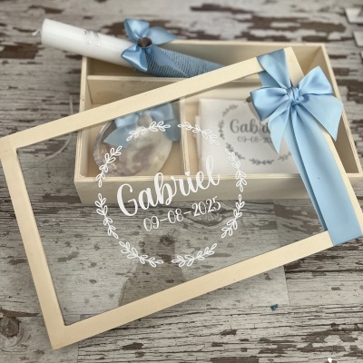 Caixa de madeira com tampa transparente e fita azul decorativa