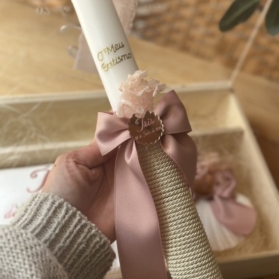 Vela decorativa para batismo com laço rosa e corda dourada