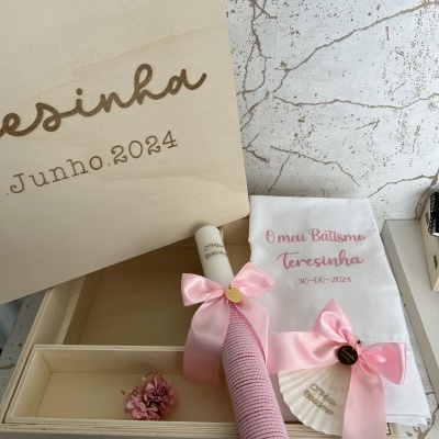Conjunto de batismo com caixa de madeira, vela rosa, toalha branca bordada e lembrança em leque com laço rosa
