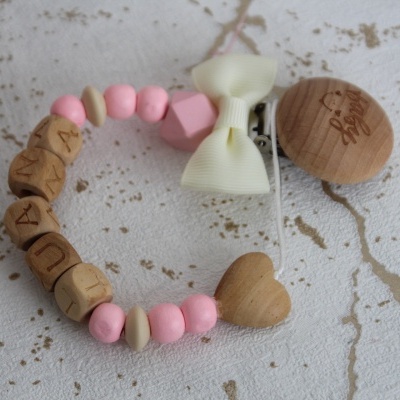 Prendedor de chupeta com contas de madeira e rosa, lacinho branco e coração de madeira.