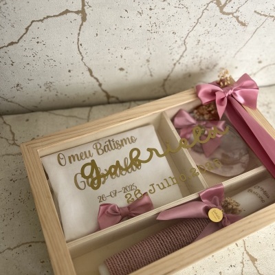 Caixa de madeira com toalha, vela e flores para batismo com texto dourado