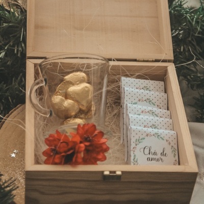 Caixa de madeira com chávena, coração dourado, flores vermelhas e saquetas de chá 'Chá de amor'