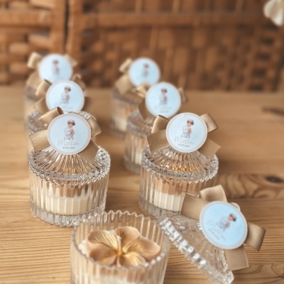 Frascos de vidro decorados para evento com velas e etiqueta personalizada