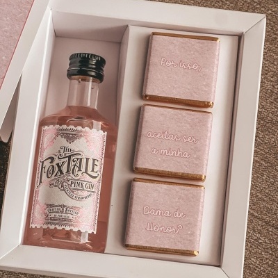 Conjunto de Pink Gin e chocolates com texto convite dama de honor