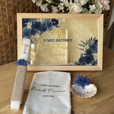 Conjunto para batizado com vela, toalha, concha decorada e caixa de madeira com flores azuis