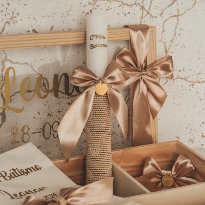 Conjunto para batismo com vela, toalha bordada e caixa de madeira decorativa em castanho e bege