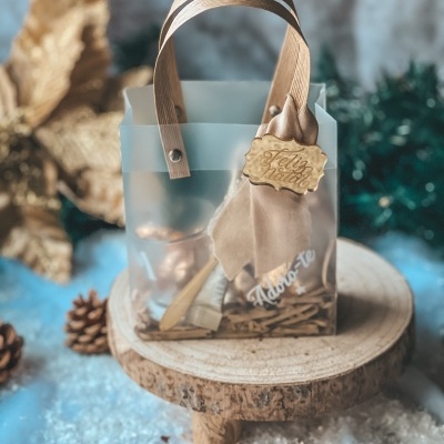 Saco transparente decorativo com tema de Natal e etiqueta 'Feliz Natal'