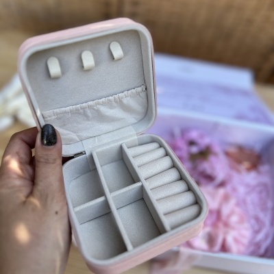 Caixa de joias cor-de-rosa com divisórias em veludo cinza claro