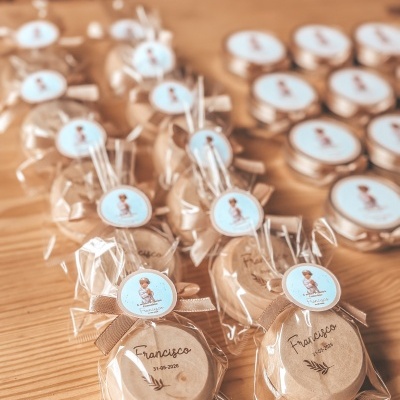 Embalagens transparentes com cilindros e etiquetas personalizadas em mesa de madeira