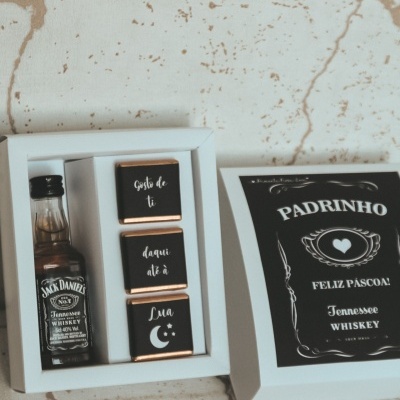 Conjunto de presente com mini garrafa de Jack Daniel's e chocolates em caixa com texto para padrinho.