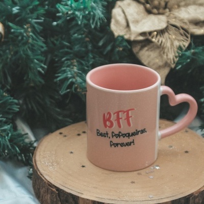 Caneca rosa com asa em forma de coração e texto BFF