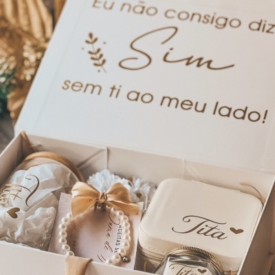 Caixa de oferta com acessórios e mensagem em português