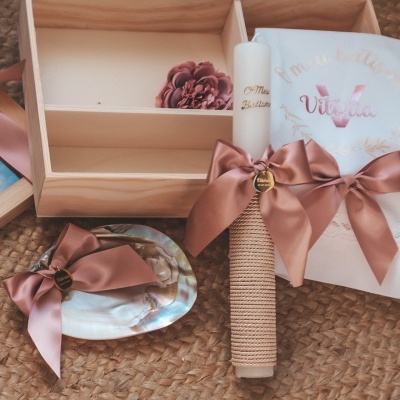 Caixa de madeira decorada, vela com corda e fita, recipiente de vidro, rosa seca e toalha bordada