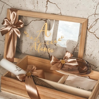 Caixa de madeira com vela, saco de pano e laços castanho dourado