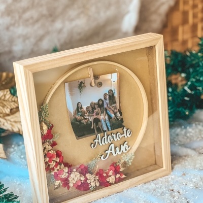 Porta-retratos mdf com decoração floral e foto familiar
