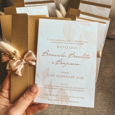 Convite de batizado com envelope dourado e fita rosa clara decorativa