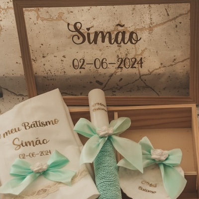 Conjunto de artigos de batismo com toalha, vela decorada e moldura em caixa de madeira