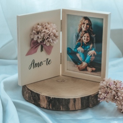 Porta-retratos duplo em madeira clara com decoração floral rosa e texto Amo-te