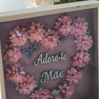 Quadro decorativo com flores artificiais em forma de coração e texto 'Adoro-te Mãe'