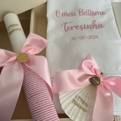 Conjunto batismo com vela, concha e toalha com bordado rosa