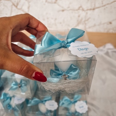 Caixa transparente com laço azul e etiqueta de batizado
