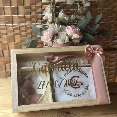 Caixa de batismo personalizada com elementos decorativos em madeira e laço rosa