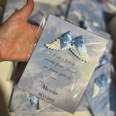 Cartão comemorativo azul claro com asas brancas e laço azul