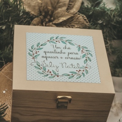 Caixa de madeira com etiqueta natalícia e decoração festiva