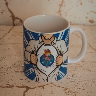 Caneca branca com desenho de figura a abrir camisa mostrando escudo FCP azul e fundo azul com padrões