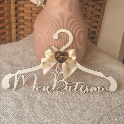 Cabide branco decorativo com laço creme e texto Meu Batismo em madeira