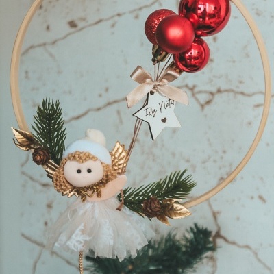 Guirlanda decorativa de Natal com anjo em tecido, bolas vermelhas e cartão 'Feliz Natal'