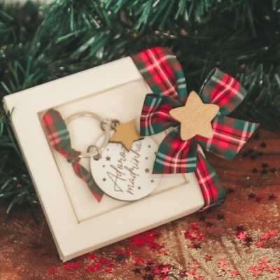 Chaveiro coração branco com laço xadrez em caixa branca decorada