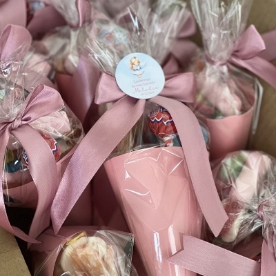 Cones cor-de-rosa embrulhados em célofane com fita rosa e etiquetas redondas