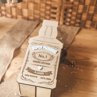 Caixa de madeira em forma de garrafa com texto gravado para padrinho