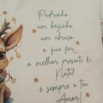 tecido branco com rena ilustrada e texto de Natal em português
