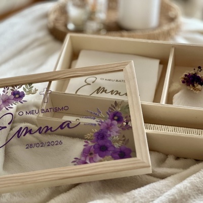 Caixa de batismo em madeira clara com tampa de vidro decorada e flores secas no interior