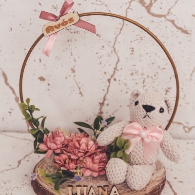Arranjo decorativo com ursinho de crochê e flores artificiais em base de madeira