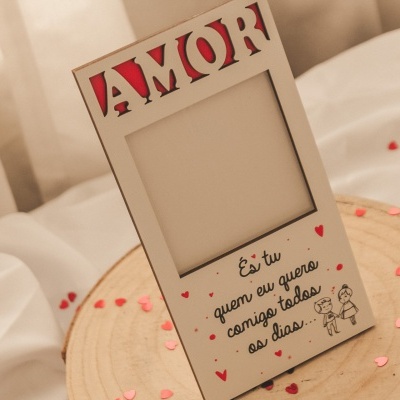 Moldura de fotografias branca com a palavra AMOR em vermelho e frase romântica, decorada com corações vermelhos