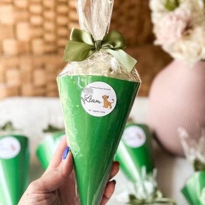 Lembrança de batizado em cone verde com laço e etiqueta com leão e nome Liam