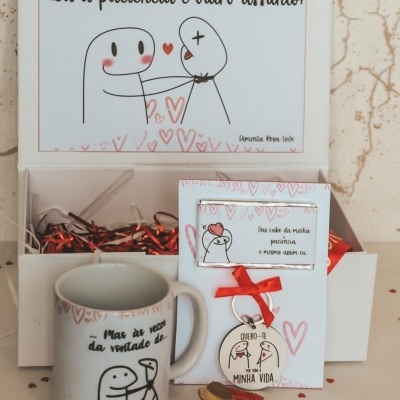 Caixa de presente romântico com caneca, cartão, chaveiro, chocolate e colher dourada