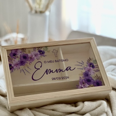 Caixa de batismo com decoração floral roxa e texto personalizado no vidro.