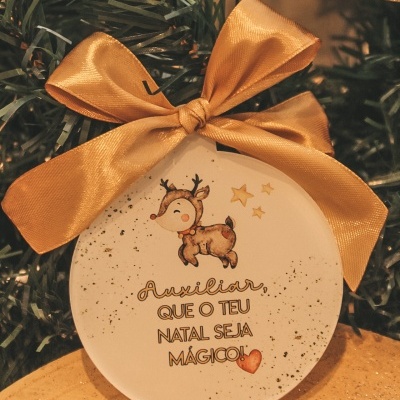 Ornamento de Natal branco redondo com rena e laço dourado
