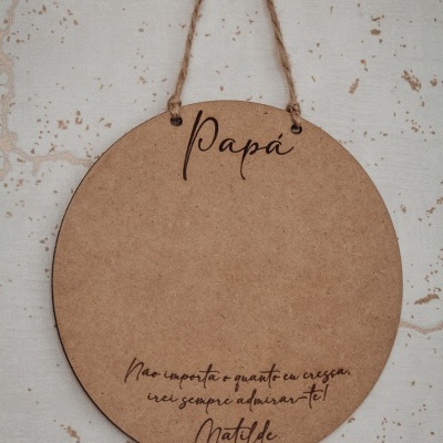 Placa redonda em madeira clara para pendurar com texto em português para o pai.