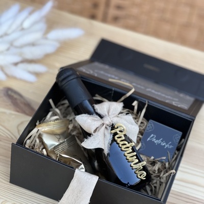 https://www.pimentarosalove.com/product/caixa-padrinho-preta