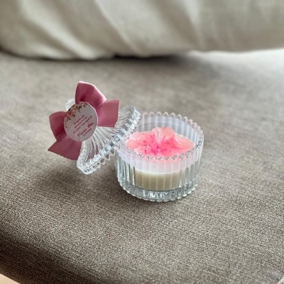 Vela decorativa em caixa de vidro com tampa e laço rosa